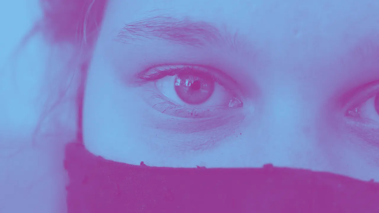 Nahaufnahme einer weiblichen Person mit Maske, der Fokus liegt auf den Augen